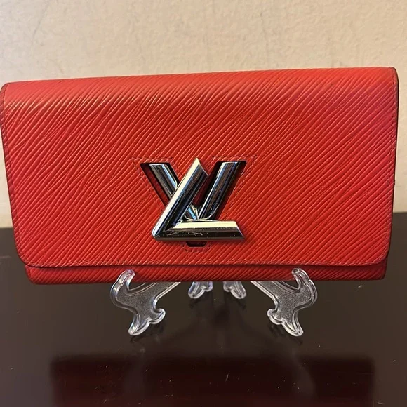 EUC Beautiful twist lock red wallet with silverr hardwaree!!!Full inclusion!!! - Picture 8 of 8